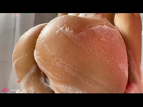 ❤️ Brunette Masturbates Pussy b'vibratur għal orga intens fid-doċċa Porn magħmul fid-dar fil-porn mt.robosexshop.ru ❌️❤